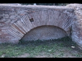 00440 ostia - regio ii - insula ii - terme dei cisiarii (ii,ii,3) - raum (j) - bar - detail - suedwestecke - 09-2022.jpg